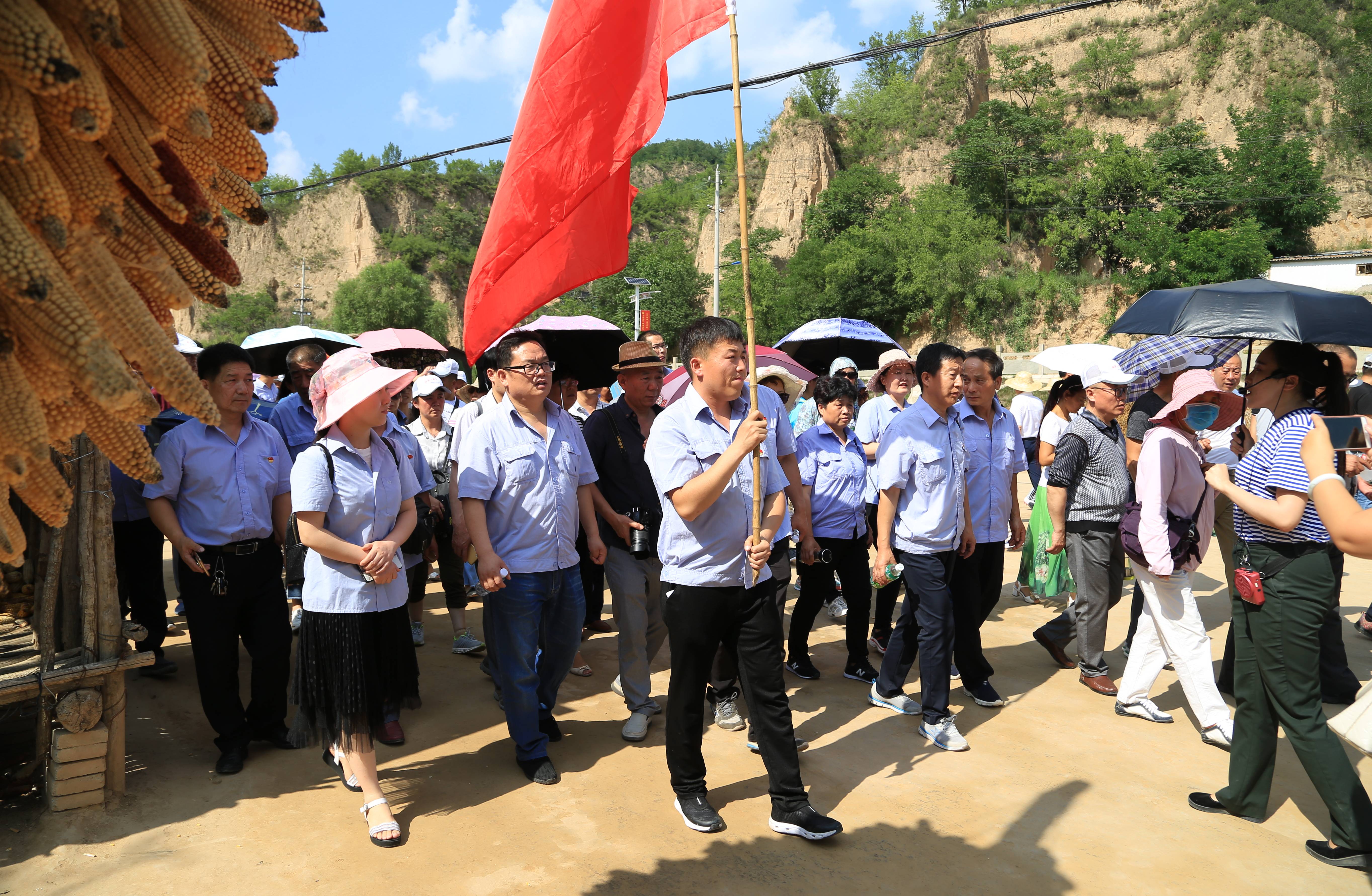 不忘初心 牢記使命 砥礪前行－－綜合服務(wù)公司黨總支赴梁家河開展主題黨日活動(dòng)