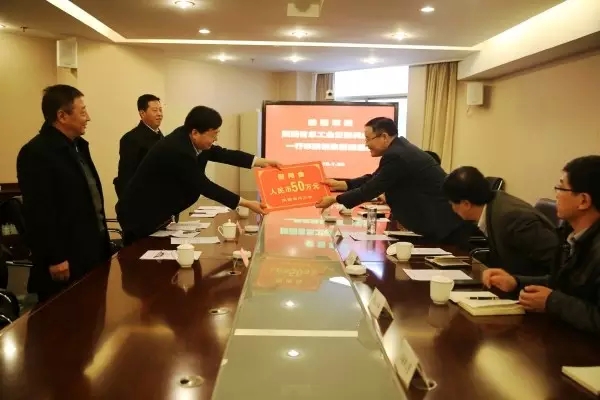 省總工會副主席王宏兵一行來陜鋼集團(tuán)送溫暖  慰問了寶軋公司困難職工
