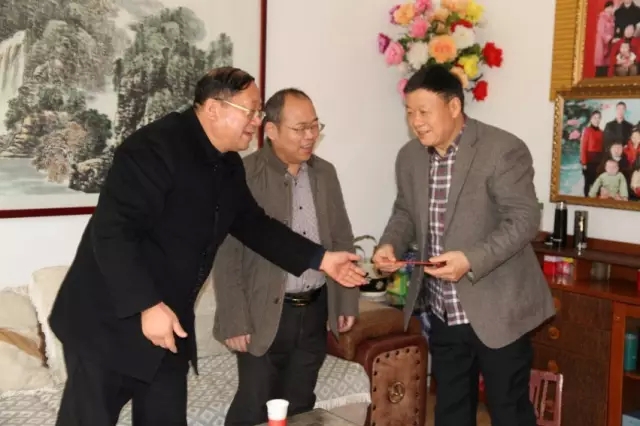 龍鋼集團(tuán)公司黨政工領(lǐng)導(dǎo)到韓城片區(qū)看望慰問(wèn)離退休老干部