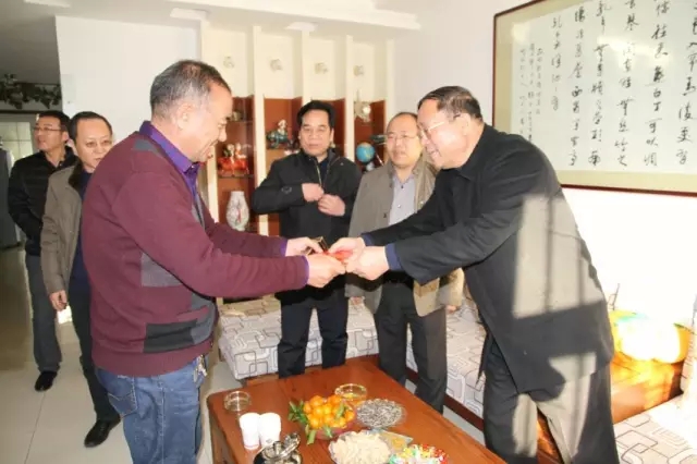 龍鋼集團(tuán)公司黨政工領(lǐng)導(dǎo)到韓城片區(qū)看望慰問(wèn)離退休老干部