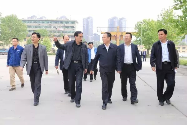 蓮湖區(qū)區(qū)長(zhǎng)到西鋼、紅光物流公司視察工作