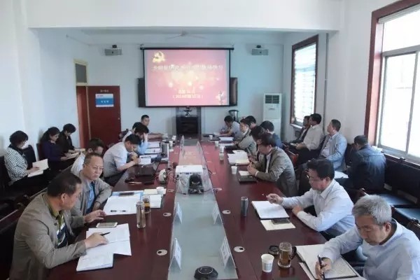 龍鋼集團黨委中心組集體學習持續(xù)聚焦“兩學一做” 龍鋼集團黨委中心組集體學習持續(xù)聚焦“兩學一做”