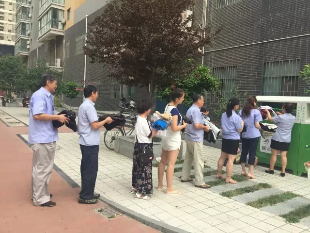 綜合服務(wù)公司舉行“衣暖人心，愛(ài)心捐贈(zèng)”公益活動(dòng)