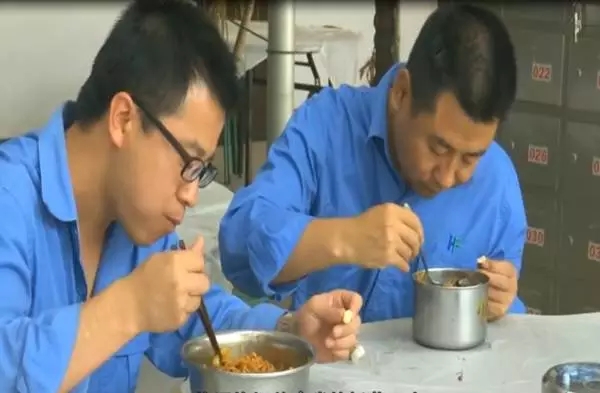 職工食堂飯菜改革 讓“眾口難調(diào)”不再難---華富新能源公司“兩學(xué)一做”教育活動側(cè)記 職工食堂飯菜改革 讓“眾口難調(diào)”不再難---華富新能源公司“兩學(xué)一做”教育活動側(cè)記