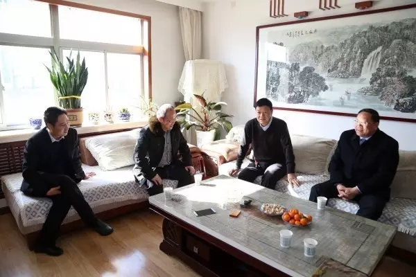 龍鋼集團公司黨政領(lǐng)導(dǎo)節(jié)前看望慰問韓城片區(qū)離退休老干部
