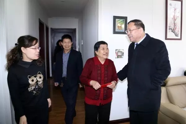 龍鋼集團公司黨政領(lǐng)導(dǎo)節(jié)前看望慰問韓城片區(qū)離退休老干部