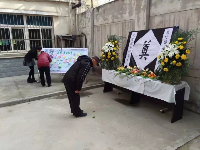 西鋼物業(yè)小區(qū)舉行首場公祭活動 鮮花環(huán)保祭親人