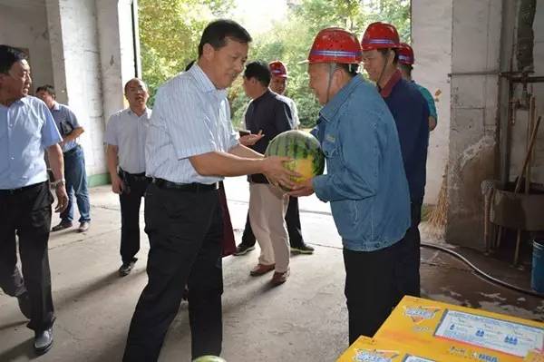 省總工會副主席丁立虎到龍鋼集團(tuán)慰問送清涼