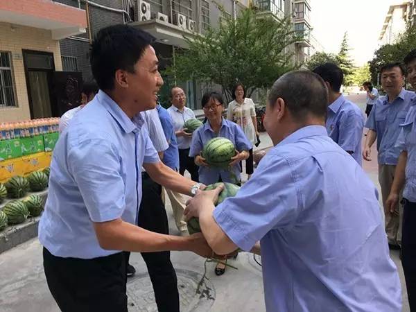 省總工會副主席丁立虎到龍鋼集團(tuán)慰問送清涼