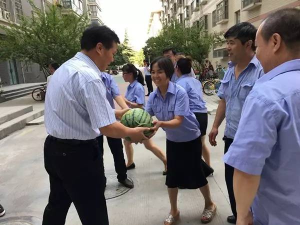省總工會副主席丁立虎到龍鋼集團(tuán)慰問送清涼
