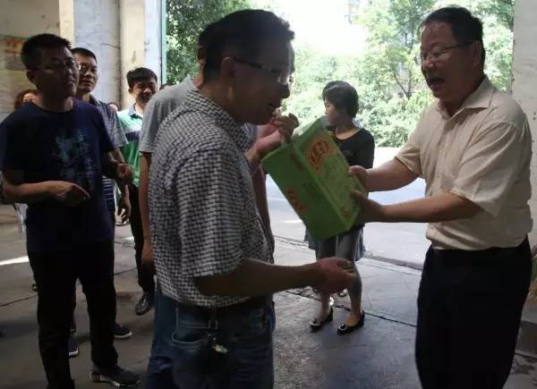 董銀師、史明奇、陳輝一行到基層單位慰問(wèn)送清涼