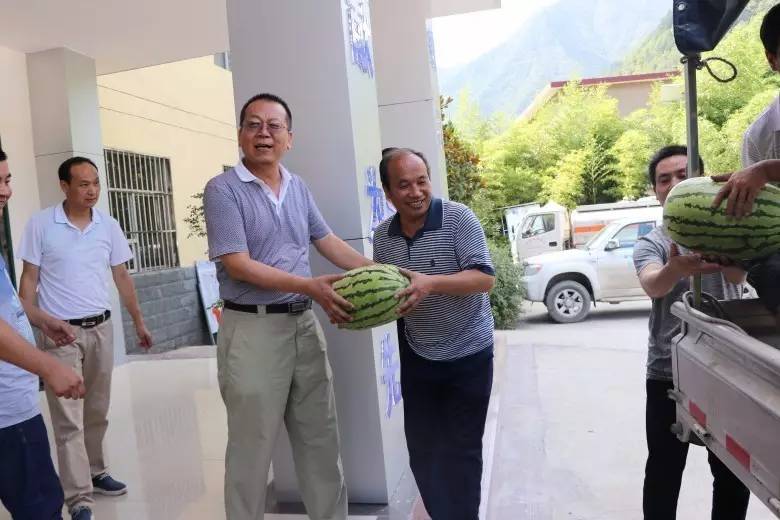 唐鑫深入大西溝礦業(yè)公司一線慰問(wèn)“送清涼”