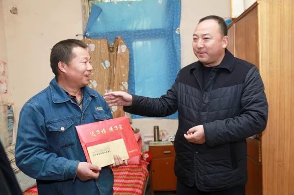 陜鋼集團總經(jīng)理助理杜東興一行慰問西鋼困難職工