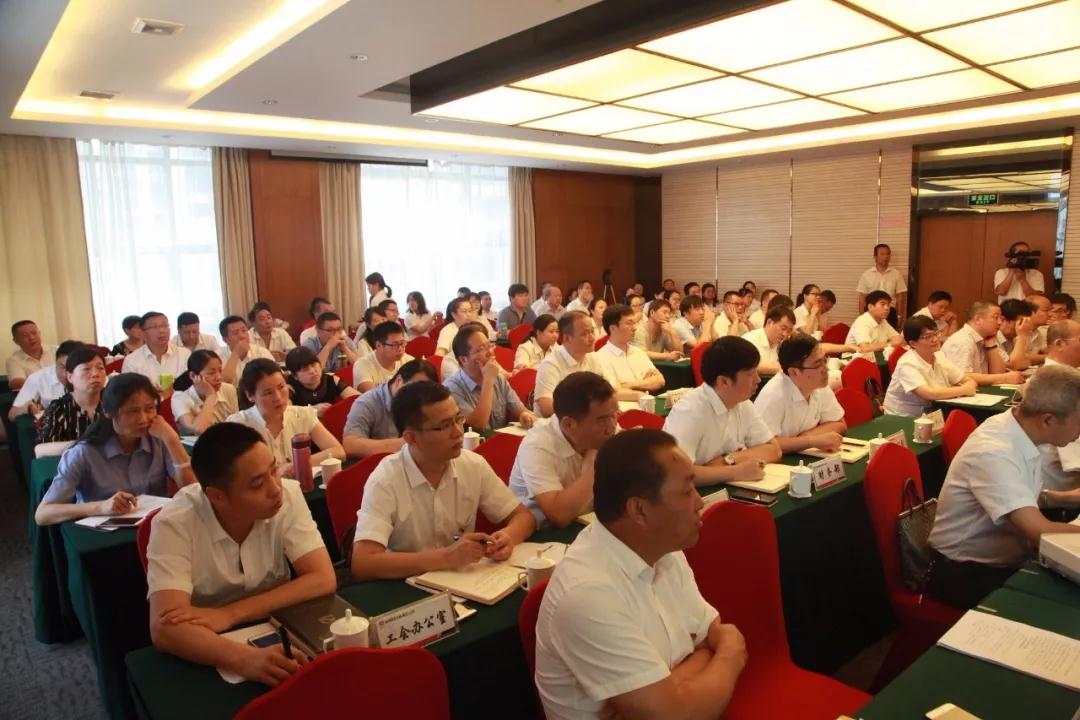 龍鋼集團黨委中心組舉辦企業(yè)風險防控專題培訓