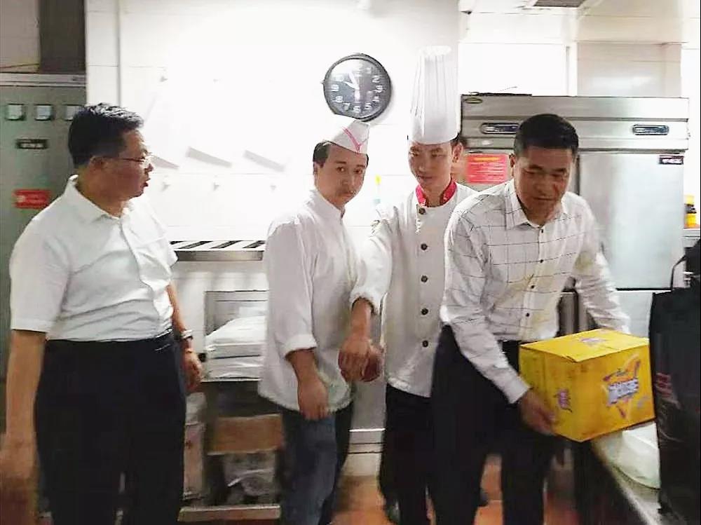 酒店板塊開展“不忘初心、牢記使命”主題教育專題調(diào)研、二季度績效考核檢查及送清涼活動