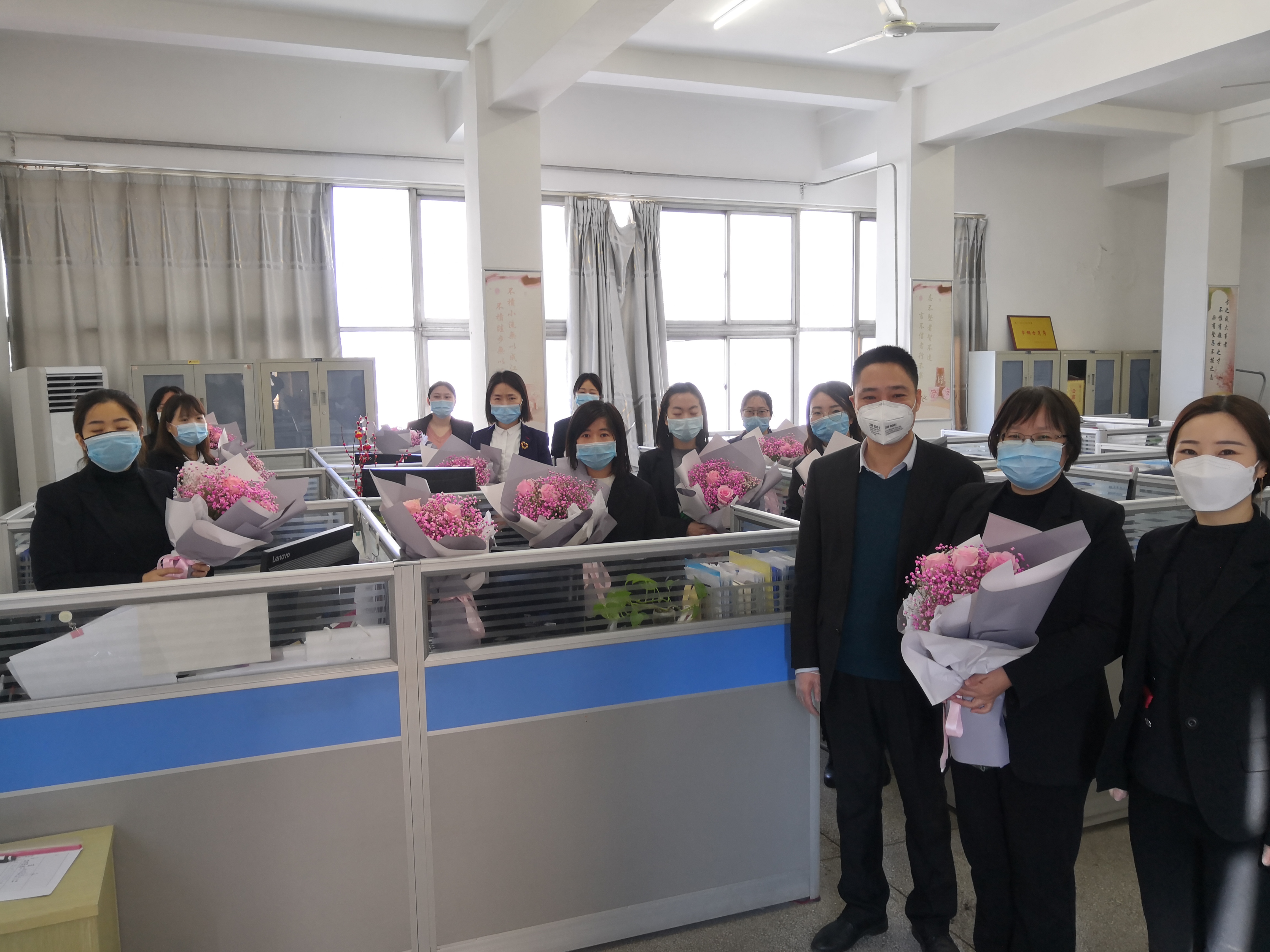 龍鋼集團公司機關工會開展“三八”婦女節(jié)送鮮花活動 龍鋼集團公司機關工會開展“三八”婦女節(jié)送鮮花活動