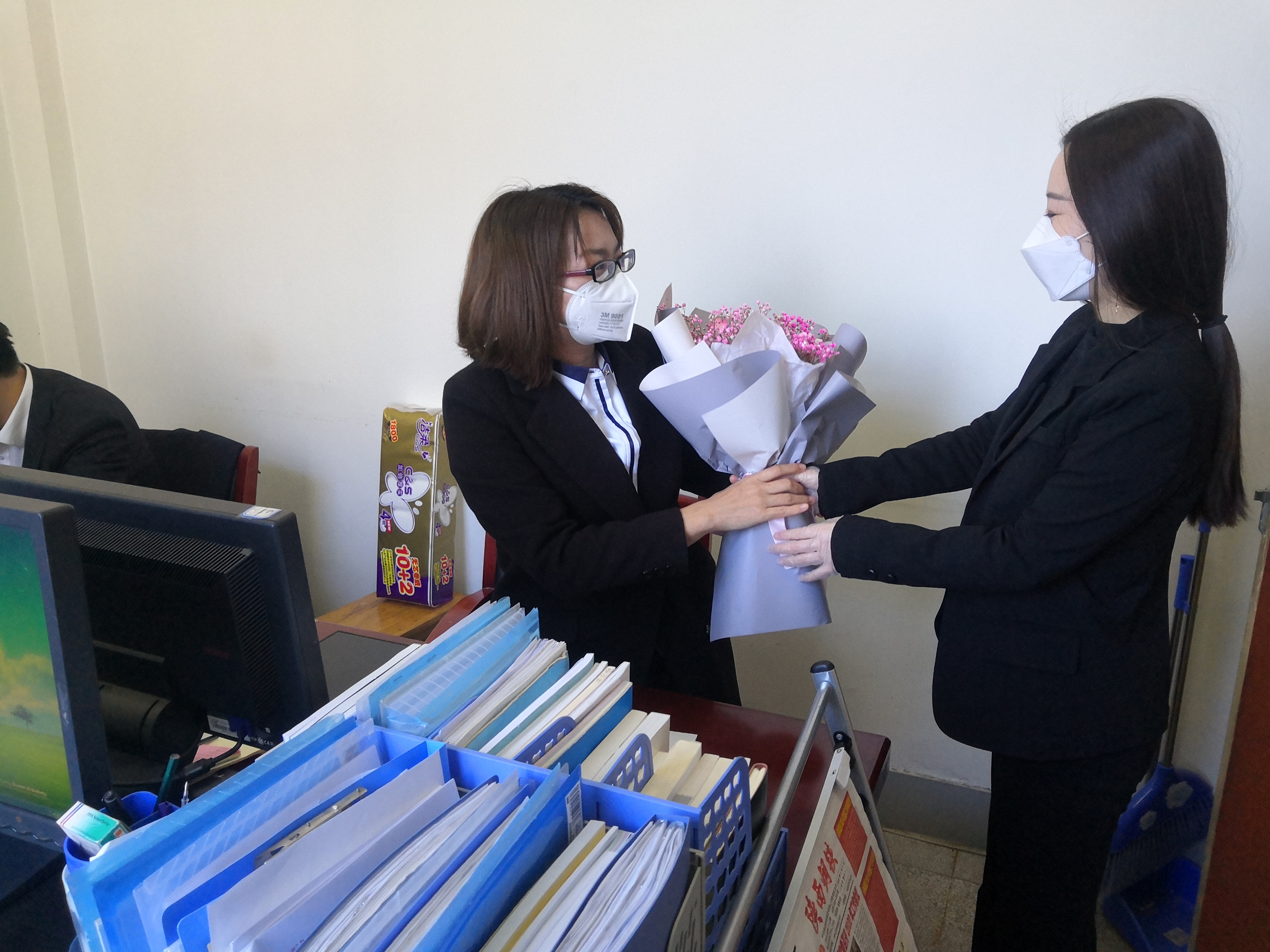 龍鋼集團公司機關工會開展“三八”婦女節(jié)送鮮花活動 龍鋼集團公司機關工會開展“三八”婦女節(jié)送鮮花活動