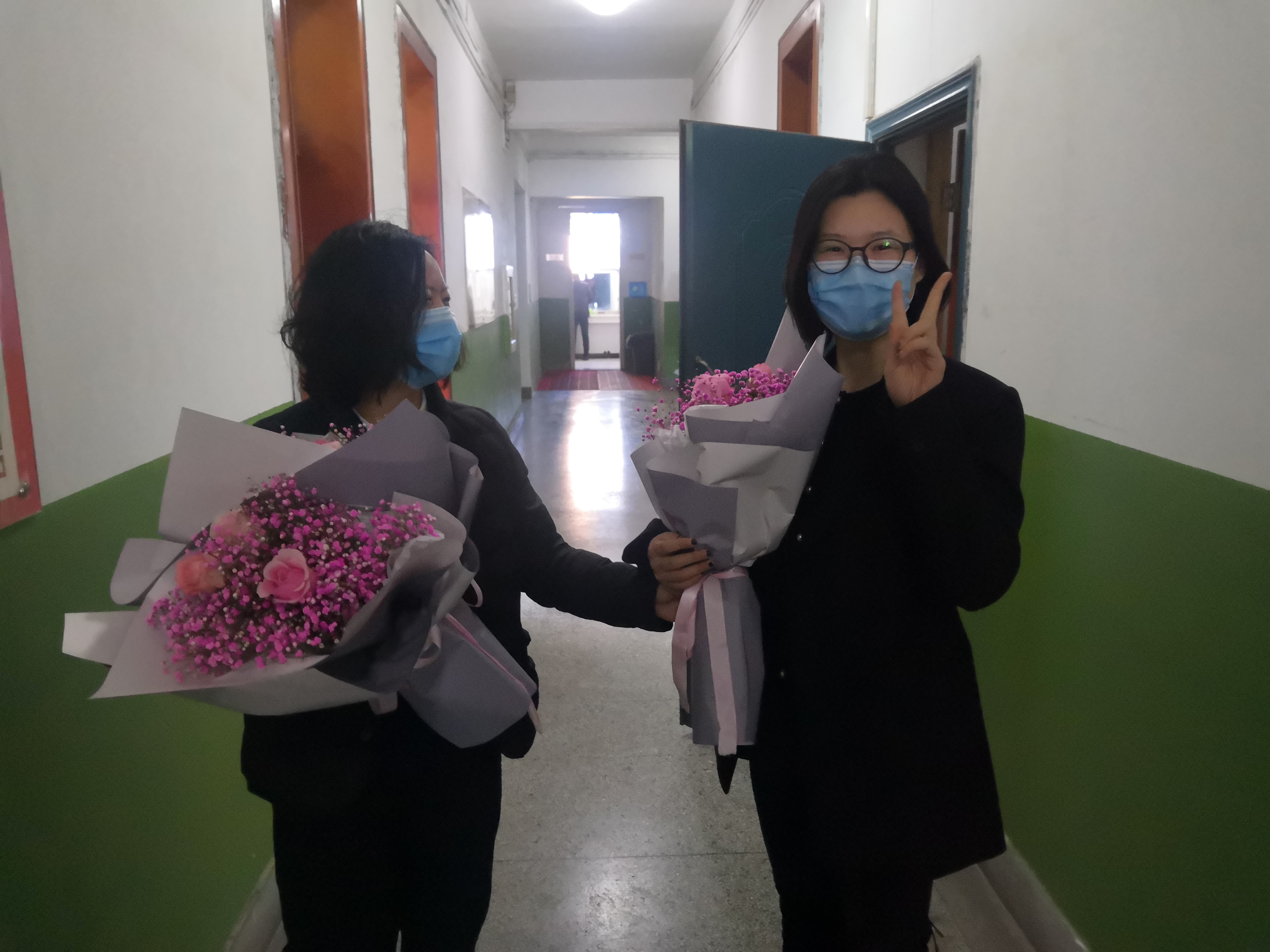 龍鋼集團公司機關工會開展“三八”婦女節(jié)送鮮花活動 龍鋼集團公司機關工會開展“三八”婦女節(jié)送鮮花活動