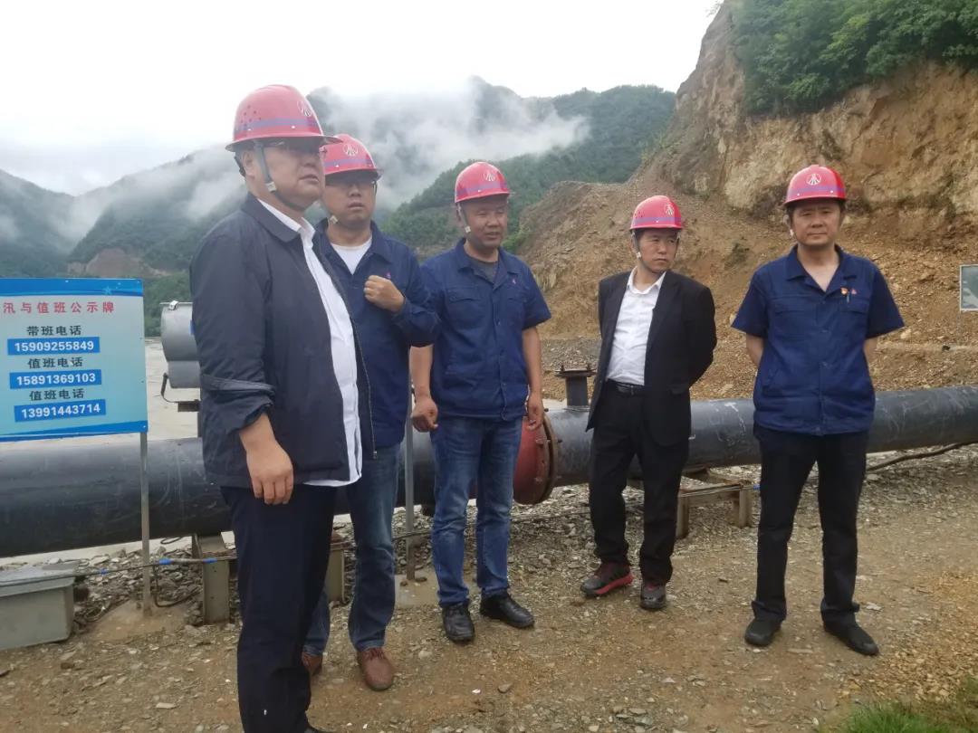 冒雨進山查汛情 關切之心系礦山——陳輝檢查指導大西溝礦業(yè)公司防汛和安全環(huán)保工作