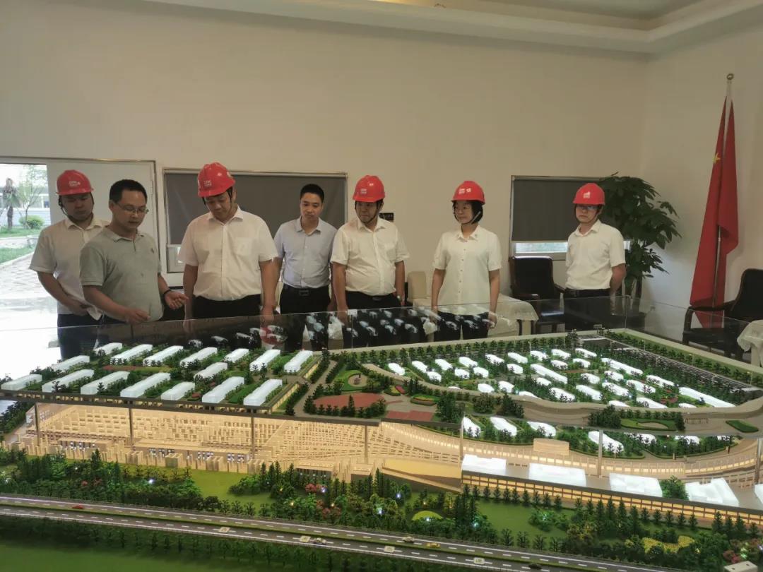 鄂陜攜手共促三秦建設(shè) 國(guó)家脊梁展現(xiàn)企業(yè)擔(dān)當(dāng)——龍鋼集團(tuán)獲贈(zèng)錦旗 鄂陜攜手共促三秦建設(shè) 國(guó)家脊梁展現(xiàn)企業(yè)擔(dān)當(dāng)——龍鋼集團(tuán)獲贈(zèng)錦旗