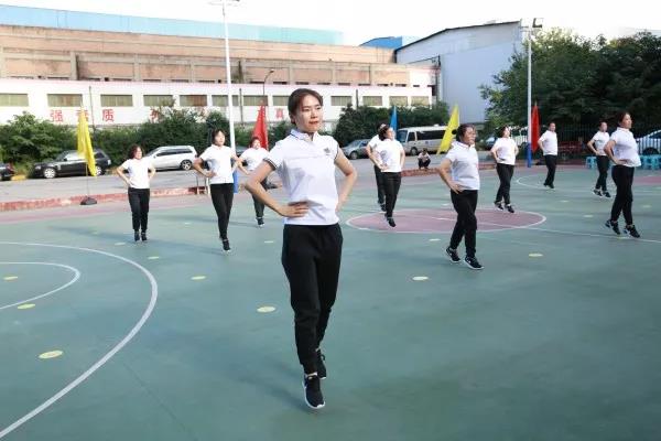 龍鋼集團“迎國慶”全民健身廣播體操展演活動掠影