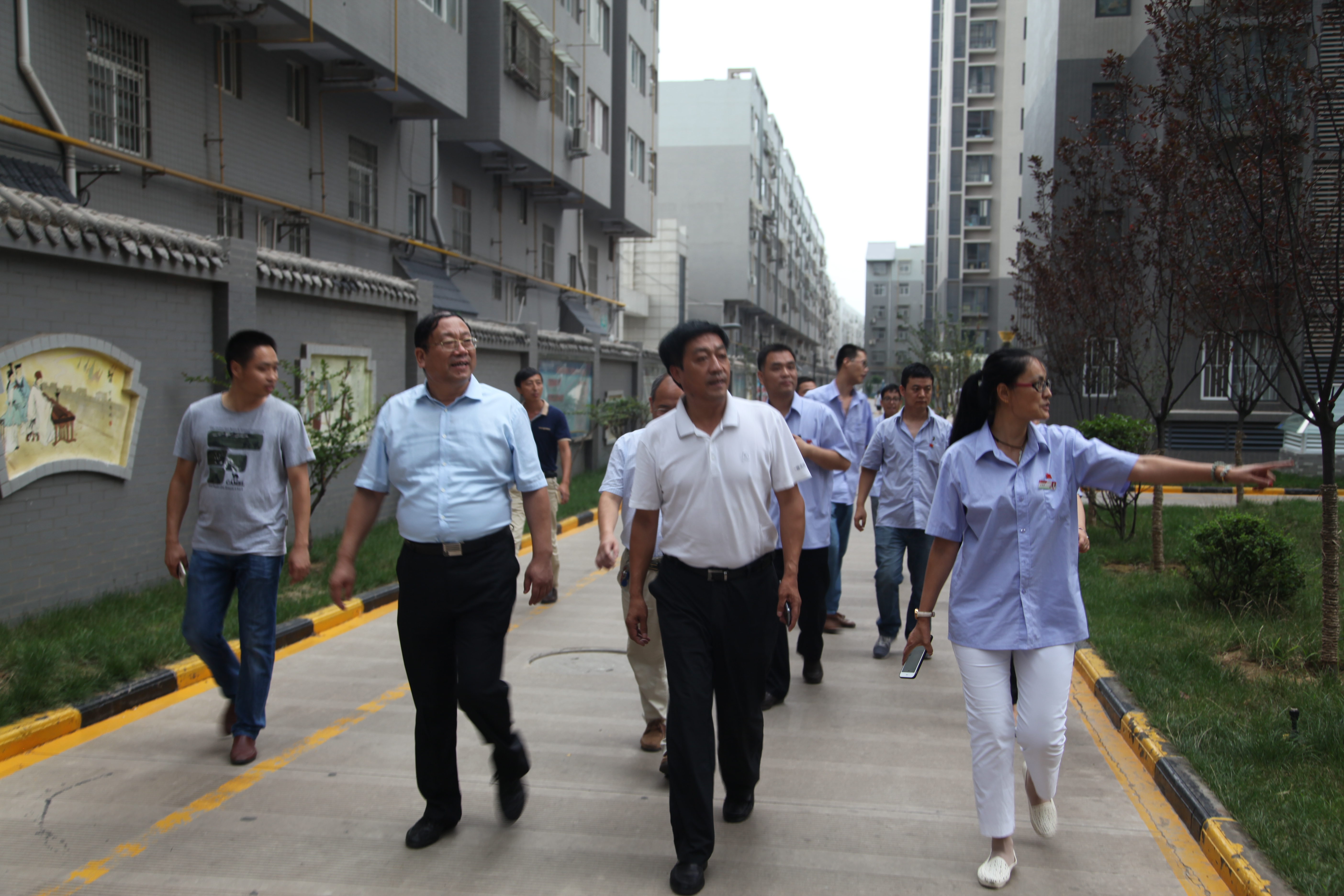 陜鋼集團(tuán)工會主席陳敏鋒到禹錦園小區(qū)慰問“送清涼”